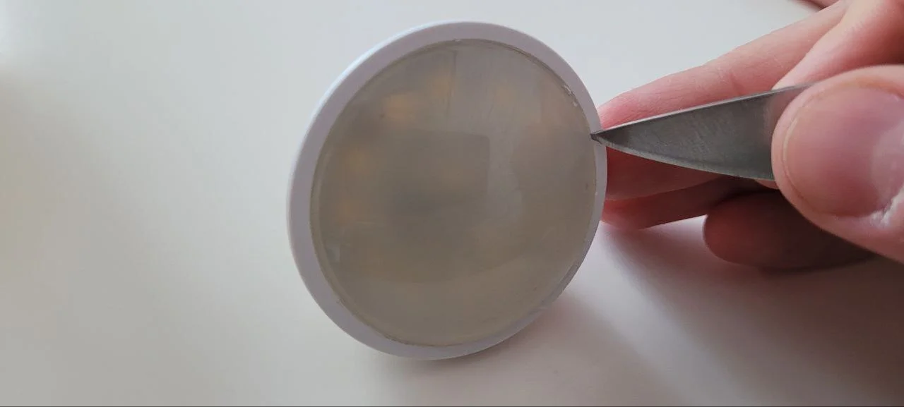 Вскрыть лампу отделить рассеиватель от основного корпуса лампы