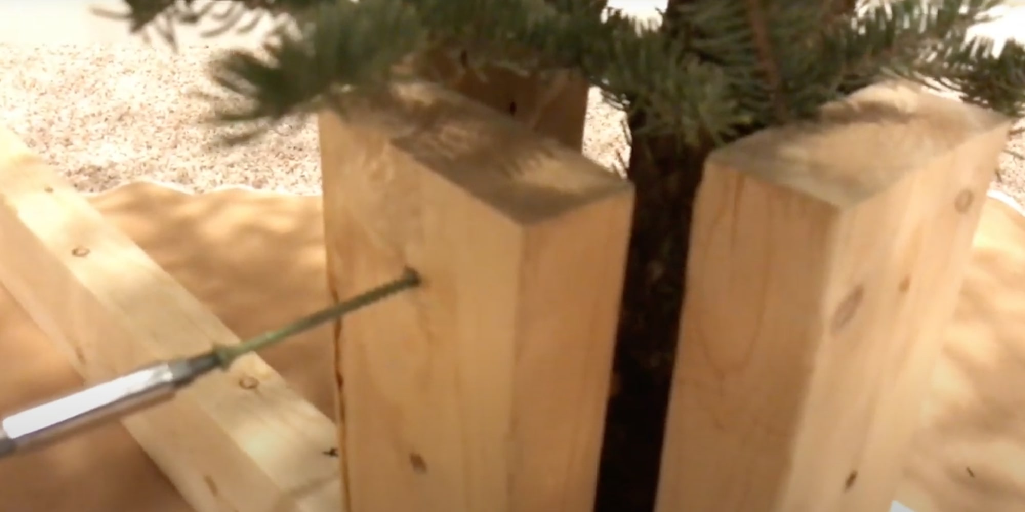 Поместите ёлку в подставку закрепите дерево саморезами Поместите ёлку в подставку закрепите дерево саморезами