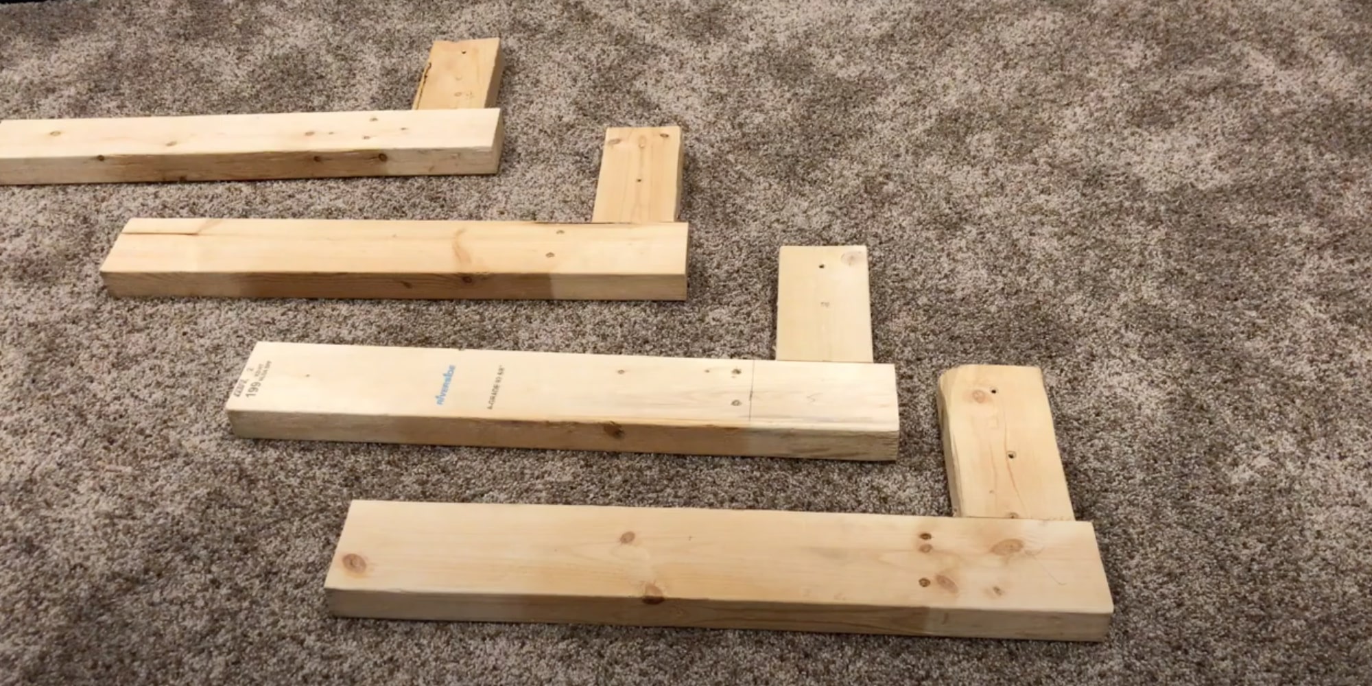 Скрепите доски друг с другом с помощью саморезов, чтобы получились четыре одинаковые детали, как на картинке ниже Скрепите доски друг с другом