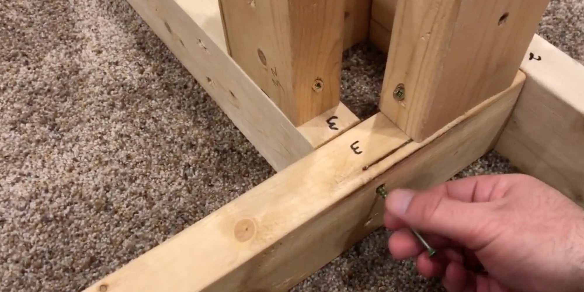 Соедините детали друг с другом. Для этого просверлите отверстия и вкрутите в них саморезы отвёрткой, шуруповёртом или дрелью Соедините детали друг с другом